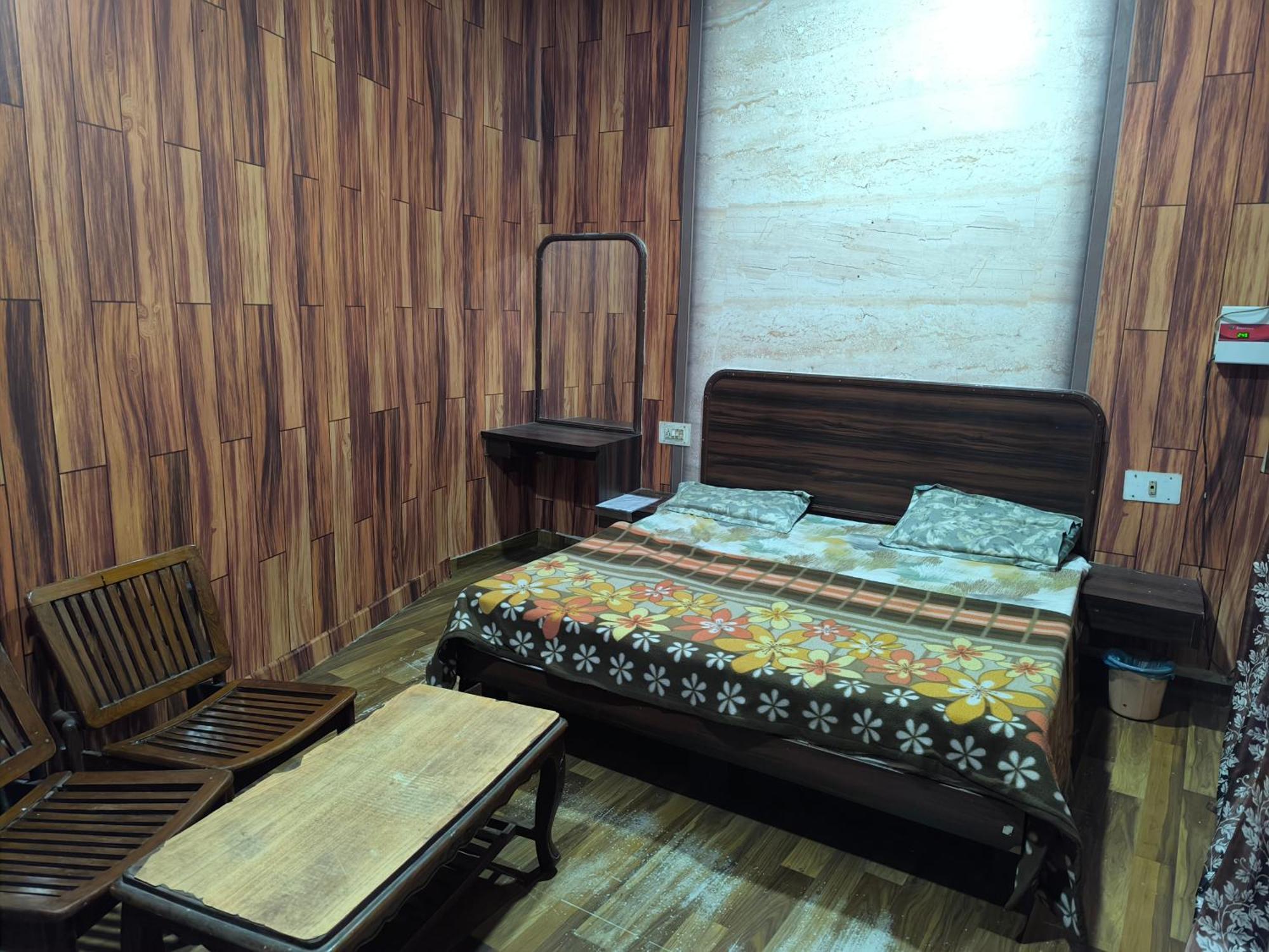 Hotel Jogi Guest House Welcome All Families, Friends, Groups, Couples, Singles Fully Airconditioner, Attach Washrooms, Lift, Wifi, 24 Hours Room Service, Power Backup อัมริตสา ภายนอก รูปภาพ