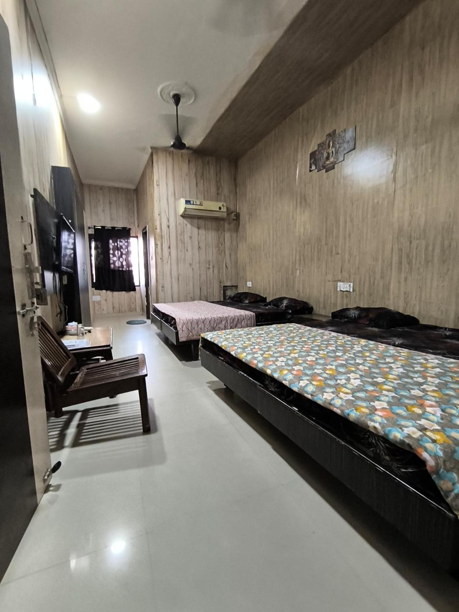 Hotel Jogi Guest House Welcome All Families, Friends, Groups, Couples, Singles Fully Airconditioner, Attach Washrooms, Lift, Wifi, 24 Hours Room Service, Power Backup อัมริตสา ห้อง รูปภาพ